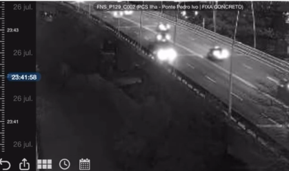 Motociclista é arremessado de ponte após colisão com carro em Florianópolis