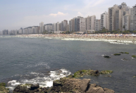 Turista desaparece após mar encobrir travessia de ilha em Guarujá (SP)