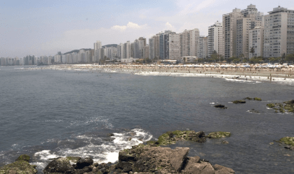 Turista desaparece após mar encobrir travessia de ilha em Guarujá (SP)