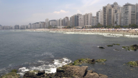 Turista desaparece após mar encobrir travessia de ilha em Guarujá (SP)