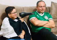 Após oração, garoto assiste eliminação do Palmeiras com padre: "épica"