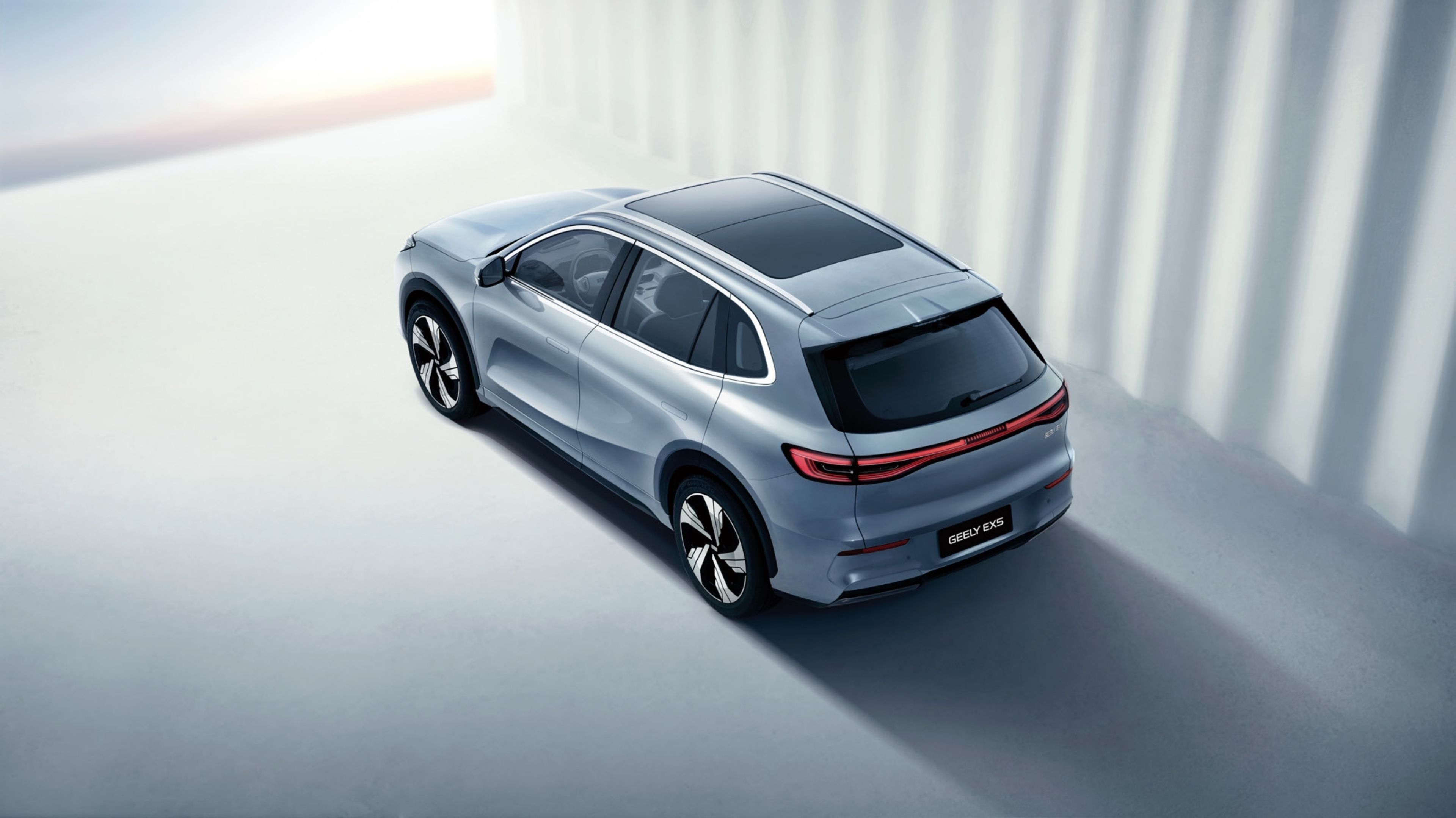 Geely EX5 tem 4,62 metros de comprimento, 1,90 metro de largura, 1,67 metro de altura e 2,75 metros de entre-eixos • Divulgação