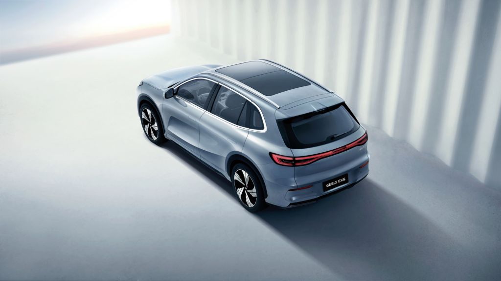 Geely EX5 tem 4,62 metros de comprimento, 1,90 metro de largura, 1,67 metro de altura e 2,75 metros de entre-eixos