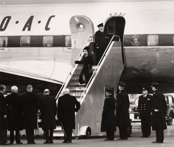 Rainha Elizabeth II desce os degraus de embarque do avião comercial Argonaut da BOAC, "Atlanta", após sua chegada ao Aeroporto de Londres, em Londres, Inglaterra, em 7 de fevereiro de 1952. • Keystone/Hulton Archive/Getty Images