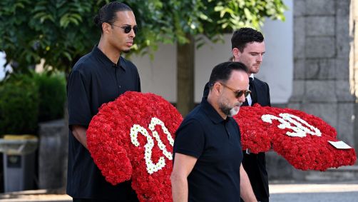 Virgin Van Djik e Robertson, do Liverpool, levaram duas coroas de flores: uma com o número 20 e outra com o número 30, em referência às camisas que Jota e André usavam em suas respectivas equipes