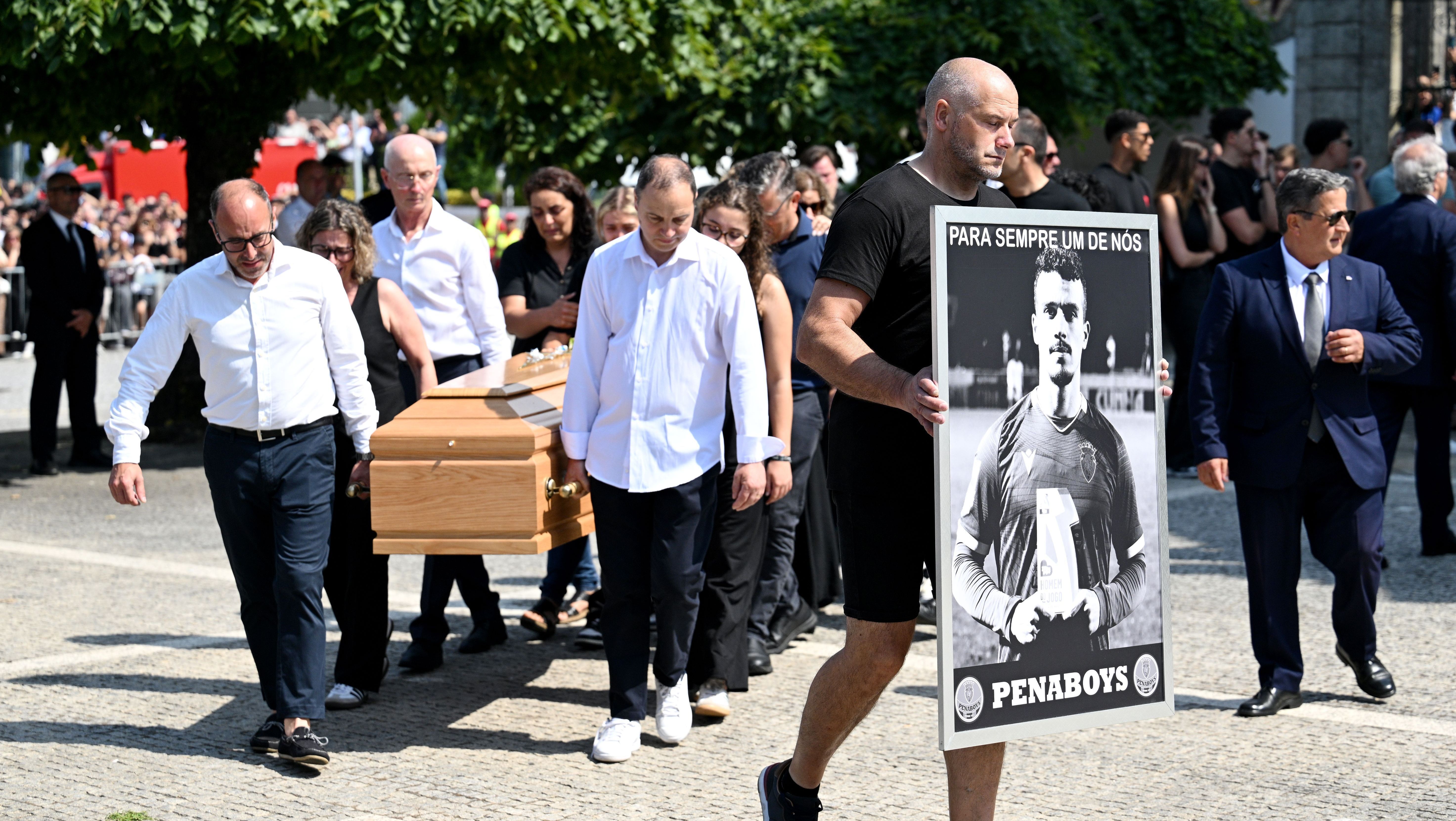 Veja imagens do funeral de Diogo Jota e André Silva em Portugal | CNN Brasil