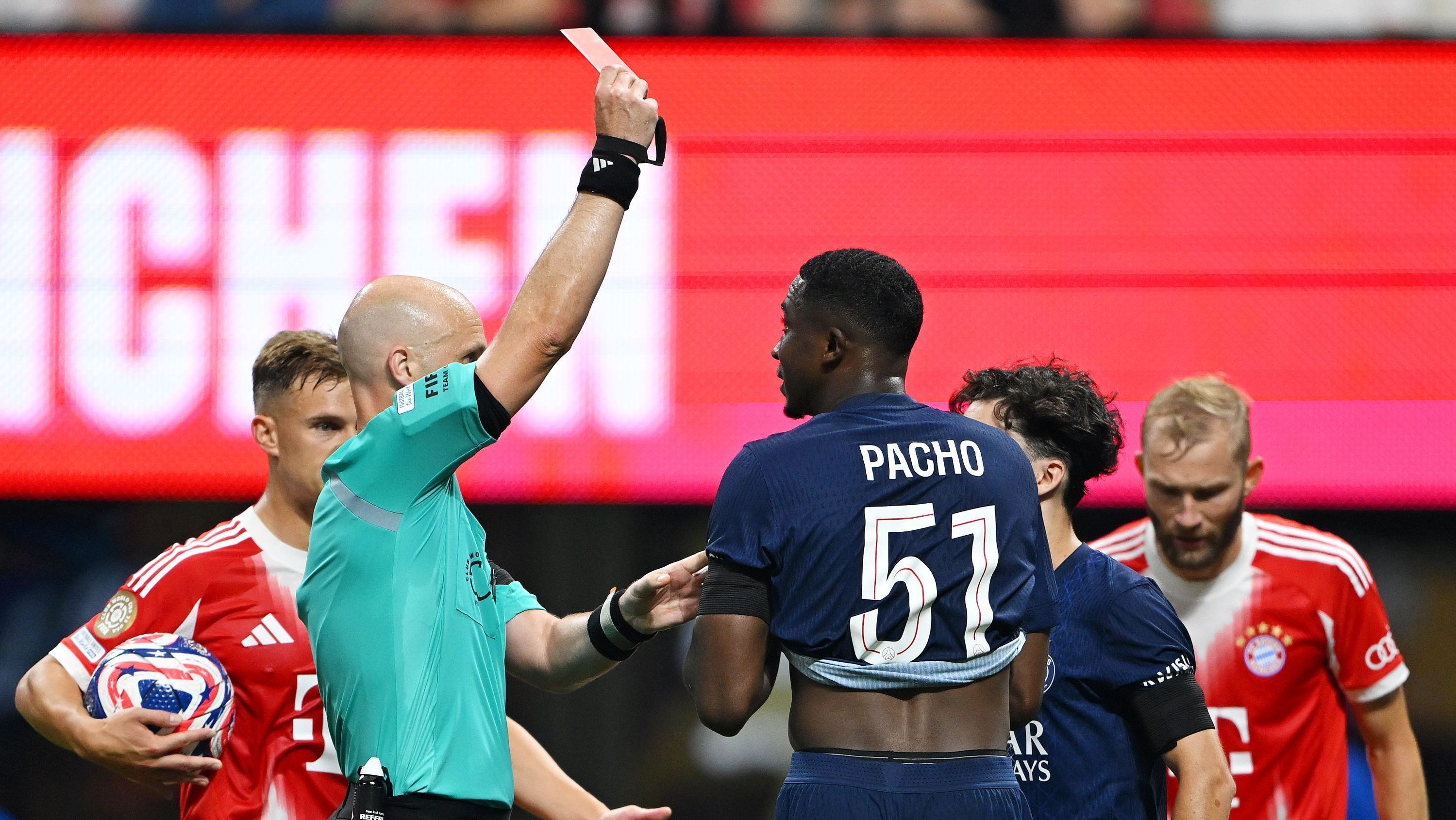 Pacho foi expulso contra o Bayern de Munique e não joga a semi do Mundial