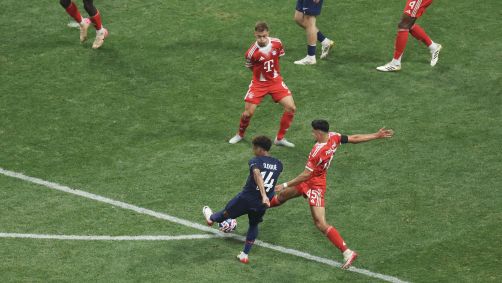 Doué chuta para abrir o placar no Mercedes-Benz Stadium