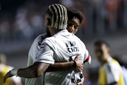 Neymar e Robinho Jr durante jogo do Santos