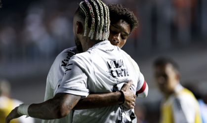 Neymar e Robinho Jr durante jogo do Santos