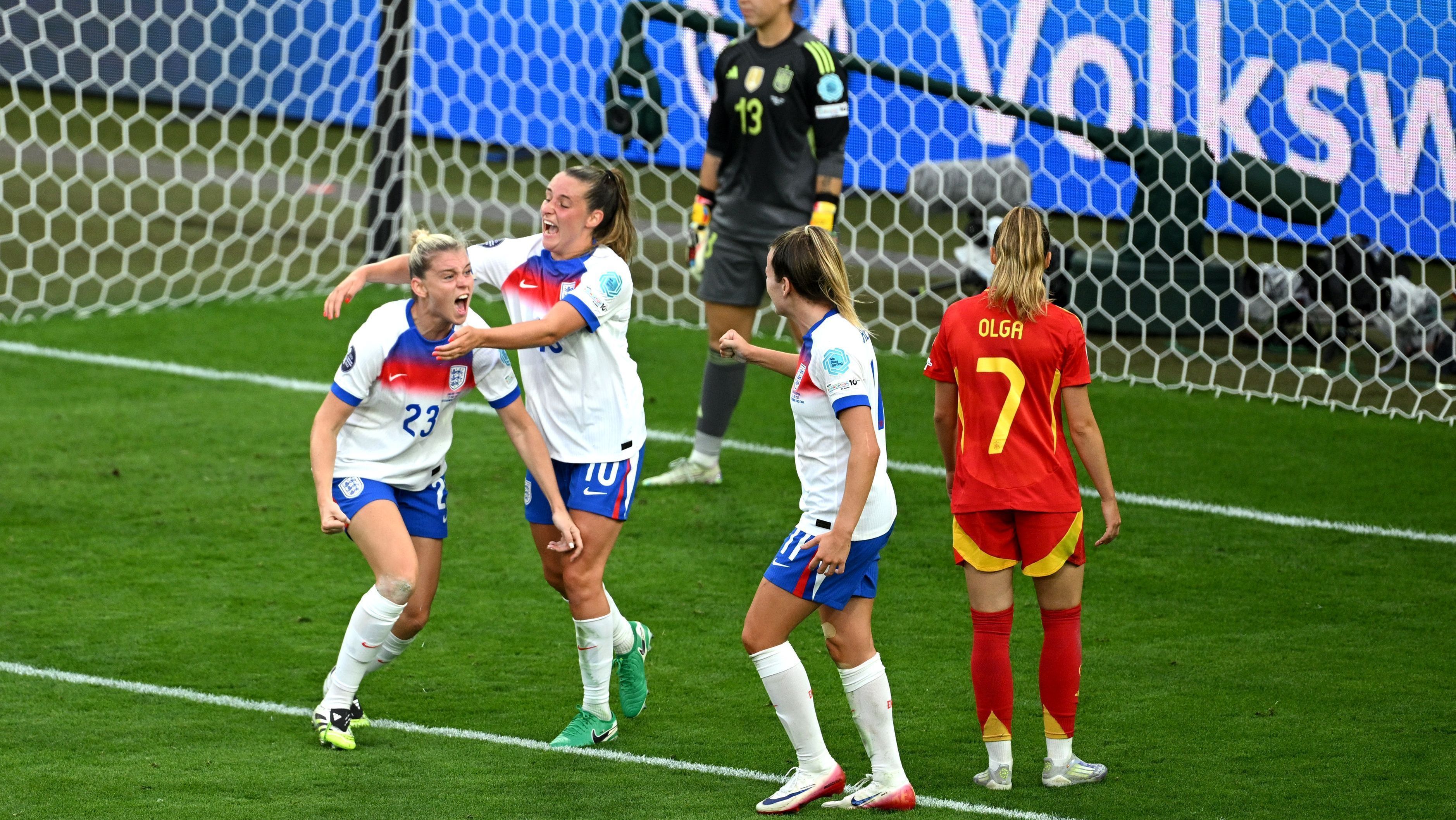Alessia Russo comemora o gol de empate no tempo normal contra a Espanha