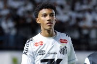 Torcida do Santos vaia Robinho Jr. em saída de hotel