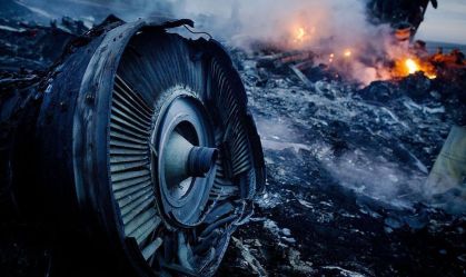 Destroços do voo 17 da Malaysia Airlines (MH17) em um campo em 17 de julho de 2014 em Grabovo, na Ucrânia, perto da fronteira com a Rússia