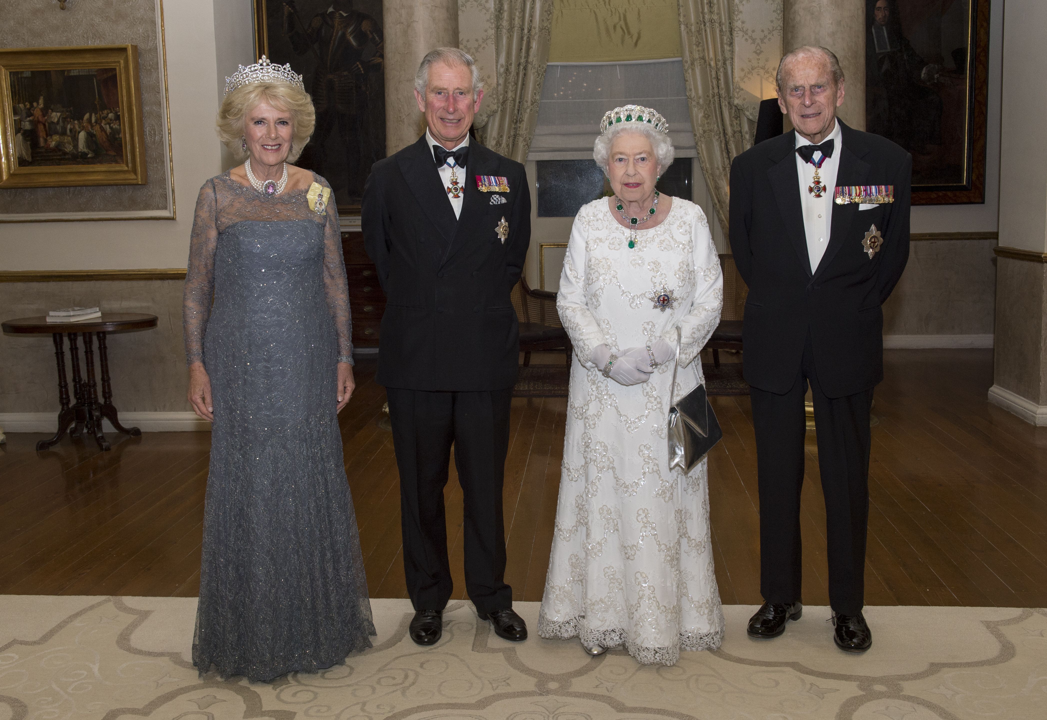Camilla, duquesa da Cornualha, o príncipe Charles, príncipe de Gales, a rainha Elizabeth II e o príncipe Philip, duque de Edimburgo, posam para um jantar no Corinthia Palace Hotel, em Attard, durante a Reunião de Chefes de Governo da Commonwealth (CHOGM), em 27 de novembro de 2015, perto de Valletta, Malta • Arthur Edwards -Pool/Getty Images
