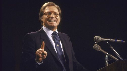 Pregador pentecostal Jimmy Swaggart discursando em uma convenção de radialistas religiosos