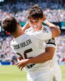 Gonzalo e Arda Guler se abraçam para celebrar vitória