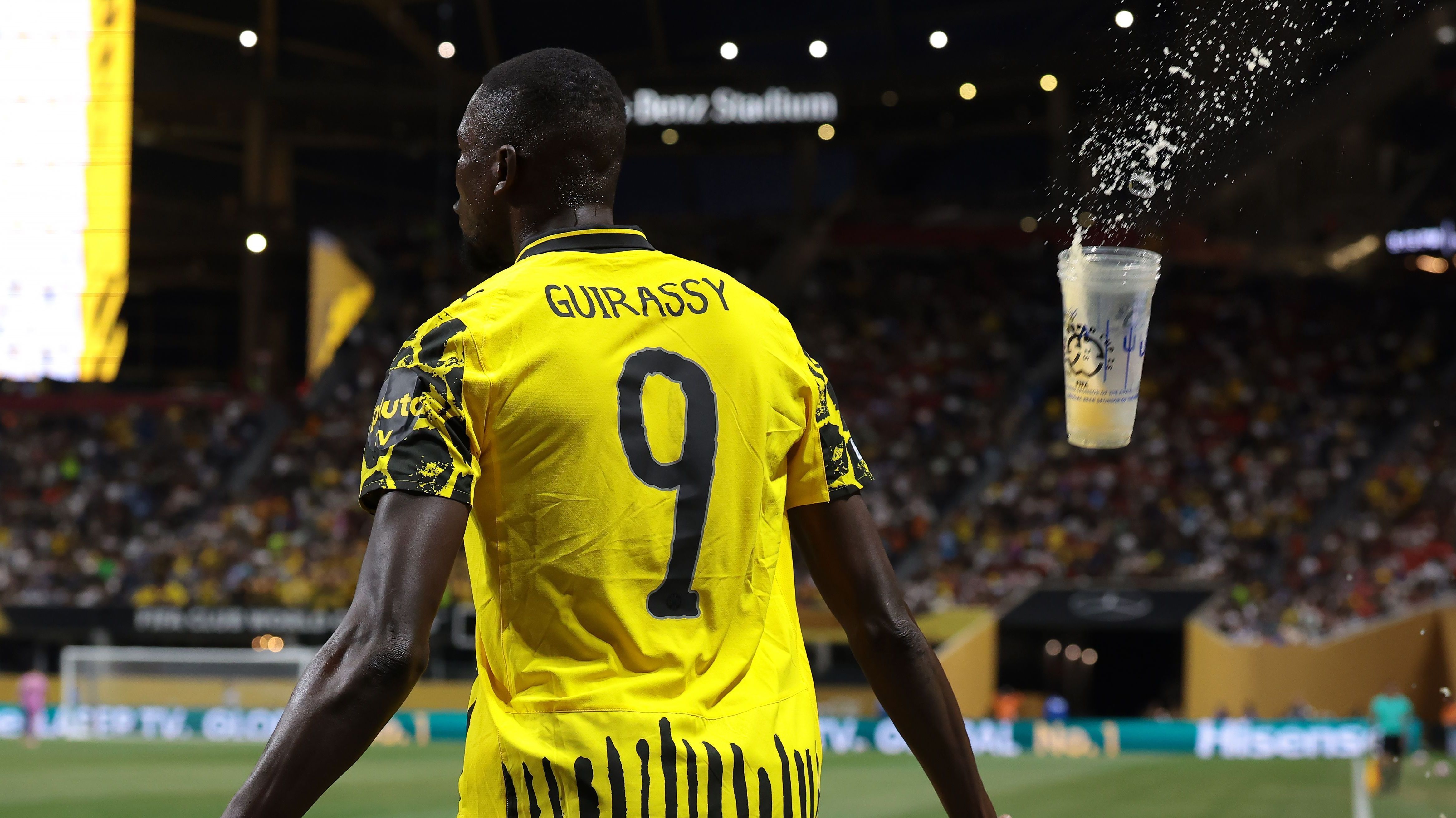 Dortmund x Monterrey tem “chuva de copos de cerveja” da torcida mexicana