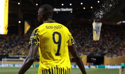 Dortmund x Monterrey tem "chuva de copos de cerveja" da torcida mexicana