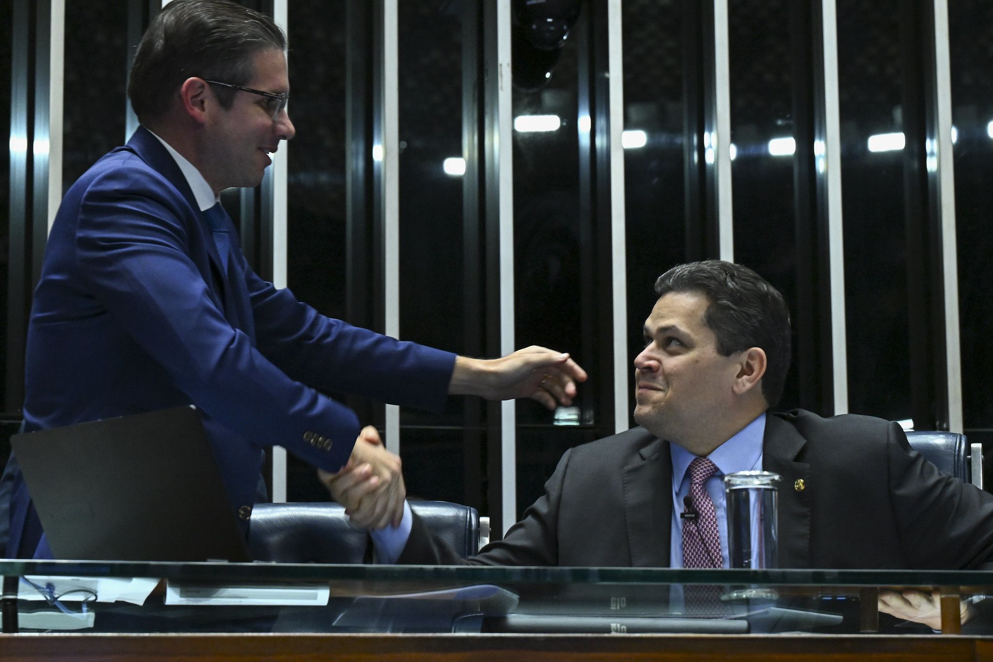 O presidente da Câmara, Hugo Motta (Republicanos-PB), e o presidente do Senado, Davi Alcolumbre (Uniã-AP) em um aperto de mãos
