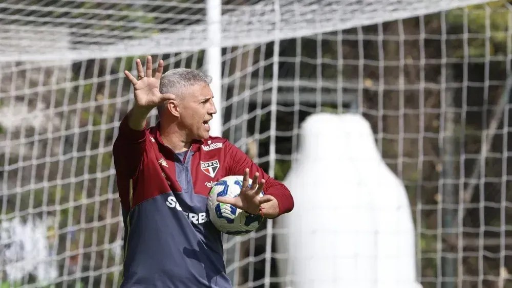 Hernán Crespo comandou último treino antes de jogo contra o Flamengo