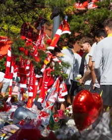 Jogadores do Liverpool acompanham família do Diogo Jota em memorial