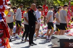 Jogadores do Liverpool acompanham família do Diogo Jota em memorial