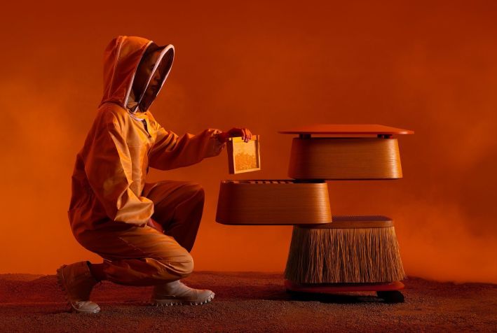 Desenvolvido pelo estúdio de design industrial Layer, sediado em Londres, em colaboração com o fabricante de móveis espanhol Andreu World, o "Host" tem como objetivo melhorar a "habitabilidade" da colmeia • Courtesy Layer via CNN Newsource