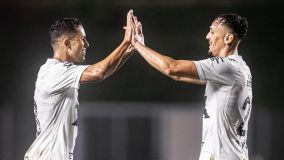 Igor Vinícius e Pituca se cumprimentam