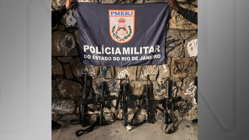 Imagem mostra fuzis apreendidos pela PM do Rio neste sábado (5) • Divulgação/PMERJ