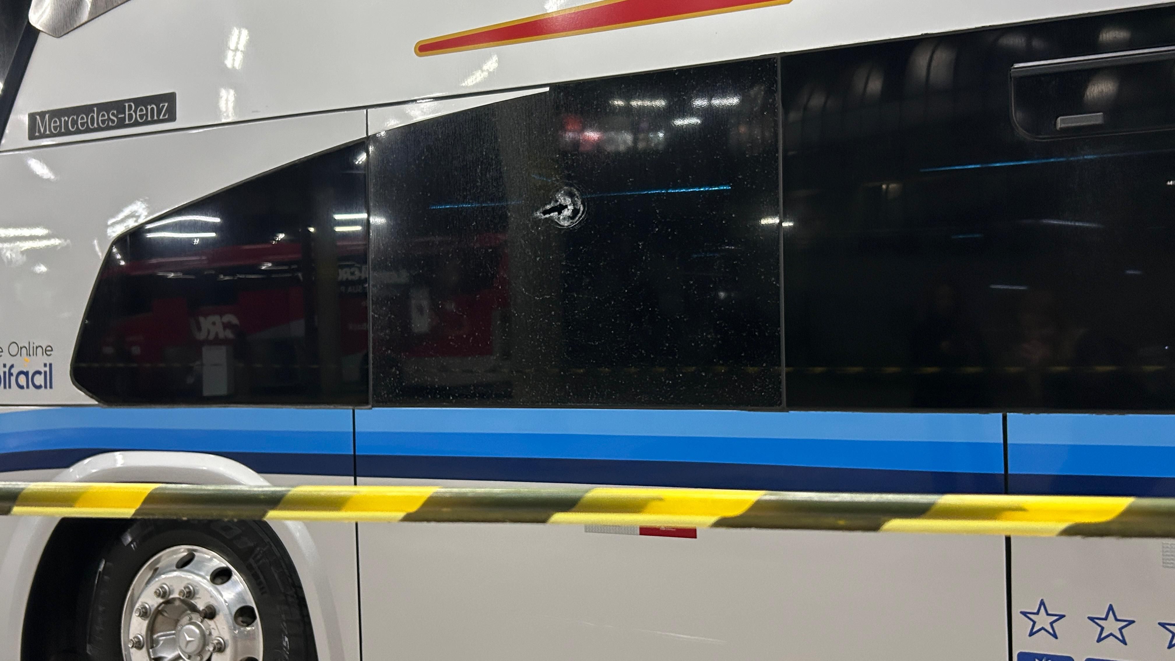 Imagem mostra marca de disparo em janela de ônibus após ocorrido • Gabriela Milanezi/CNN