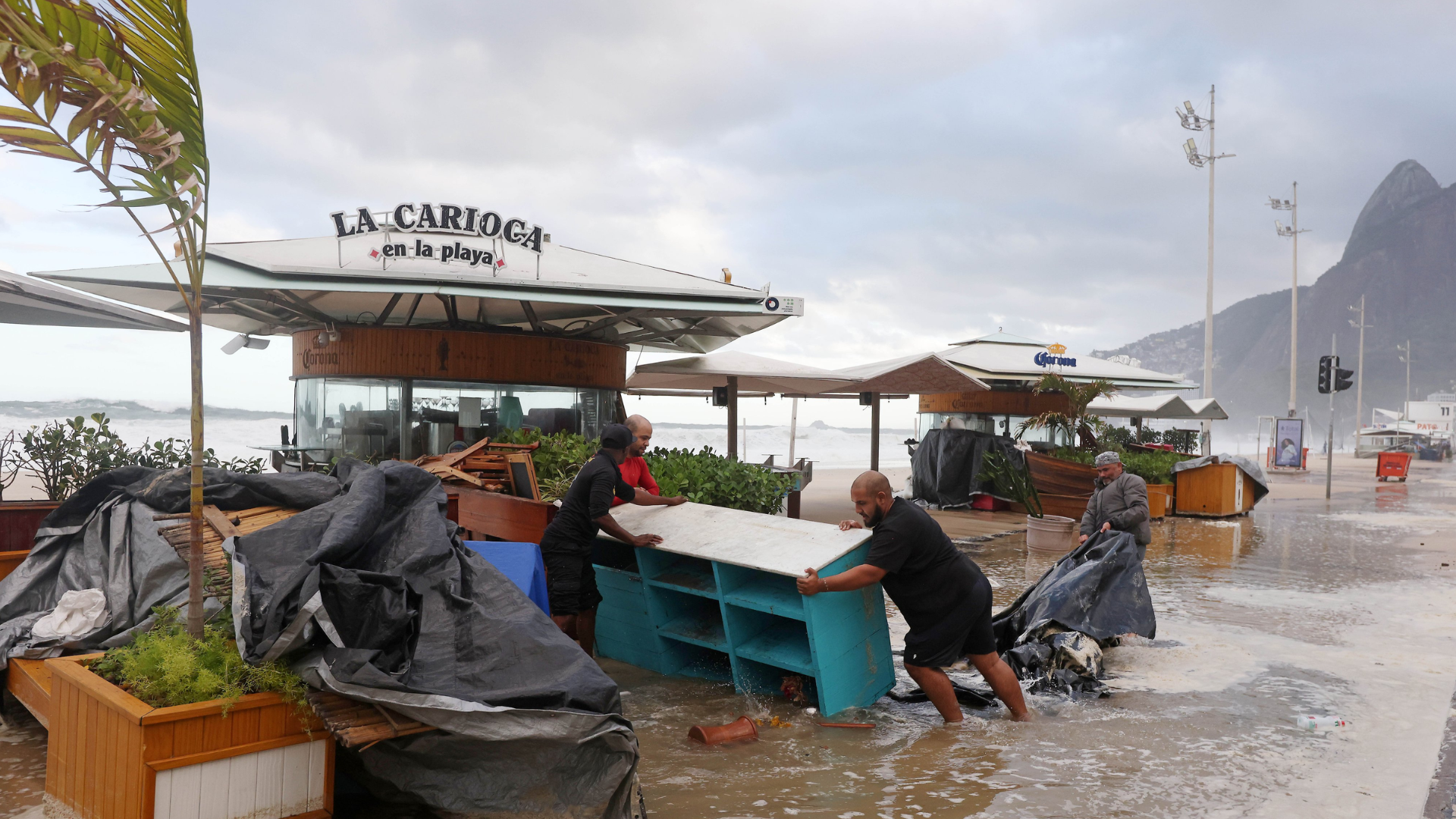 Imagem mostra orla do Leblon após mar alagar avenida