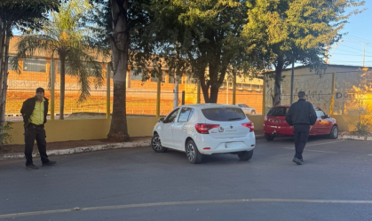 Aluna chega dirigindo para prova do Detran e leva multa de R$ 880,40