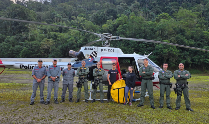 Aviação da PM resgata jovens que se perderam em trilha no litoral de SP