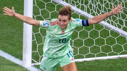 Girelli faz o gol da classificação da Itália
