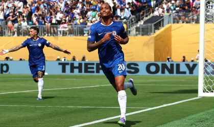 Romário rasga elogios a João Pedro, do Chelsea, e manda recado a Ancelotti