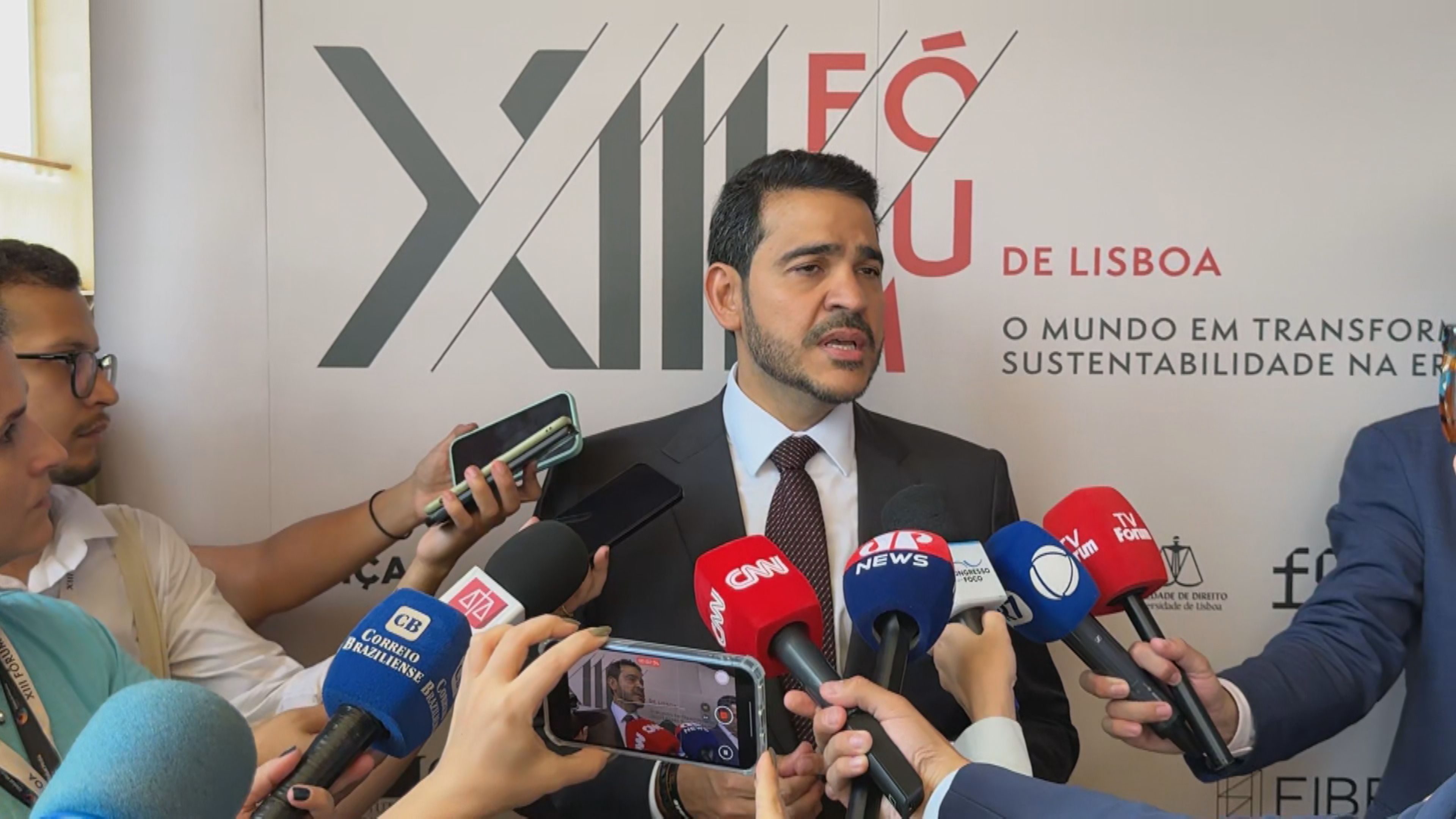 Jorge Messias, advogado-geral da União, durante uma entrevista coletiva no Fórum de Lisboa