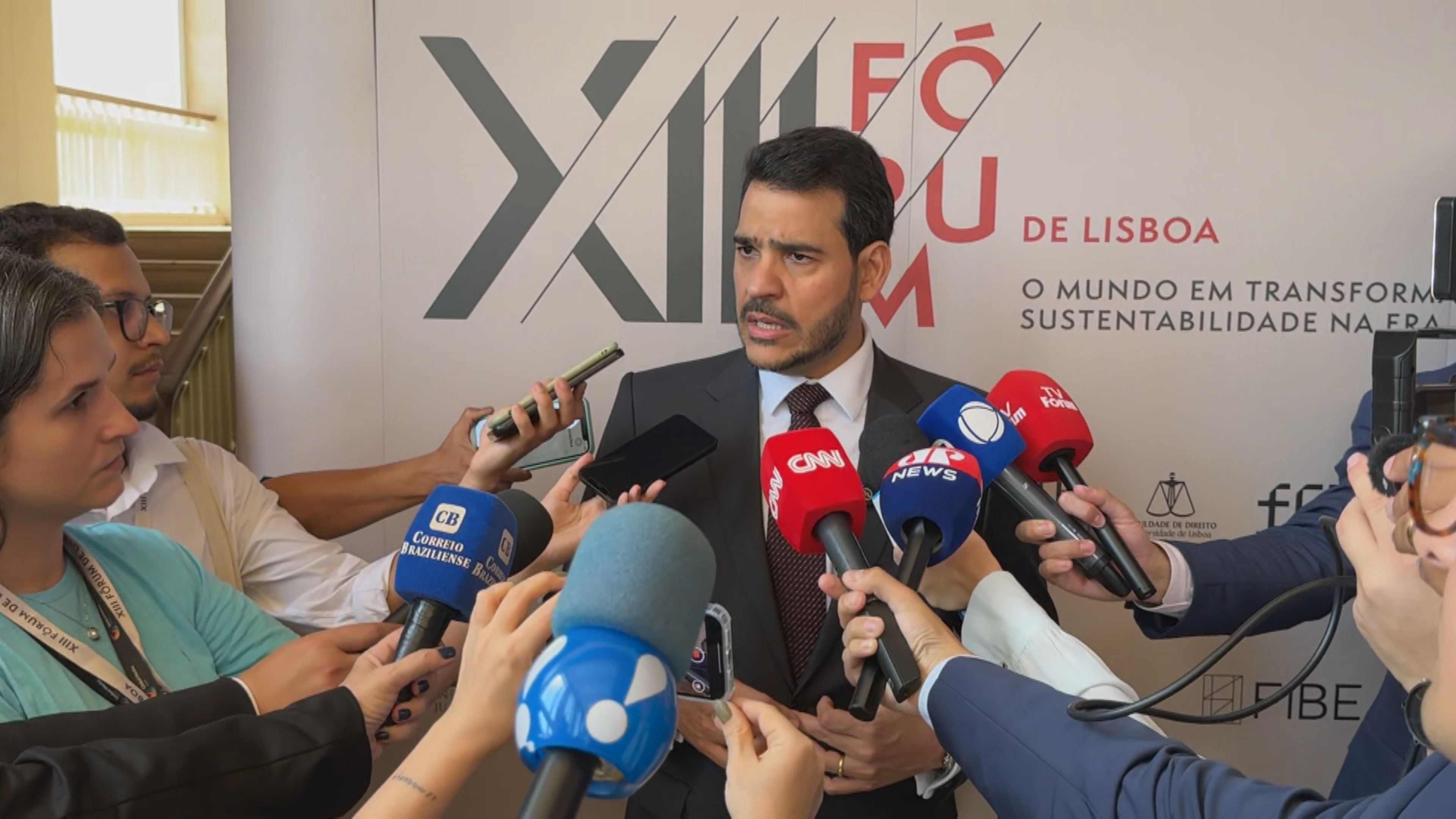 Jorge Messias, advogado-geral da União, durante uma entrevista coletiva no Fórum de Lisboa