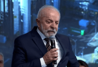 Às vésperas do tarifaço, Lula pede que Trump reflita importância do Brasil