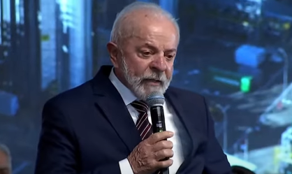 Às vésperas do tarifaço, Lula pede que Trump reflita importância do Brasil