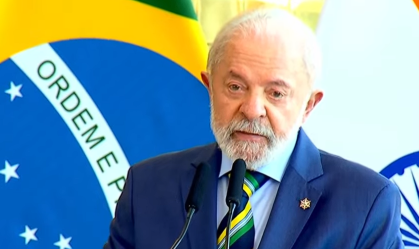 "A culpa é do Lula" x "Defenda o Brasil": tarifaço abre disputa nas redes