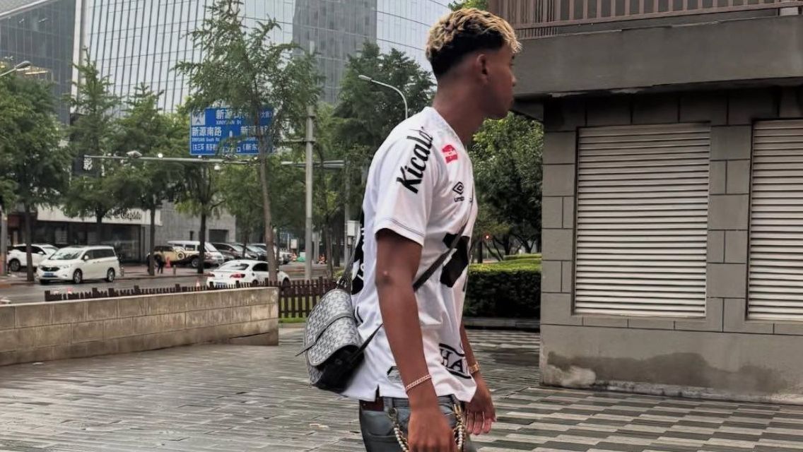 Lamine Yamal aparece com camisa do Santos