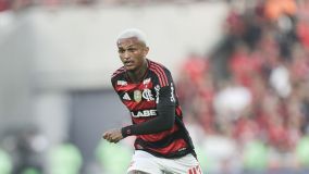 Lateral Wesley em ação pelo Flamengo