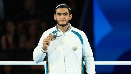 Lazizbek Mullojonov com a medalha de ouro em Paris 2024