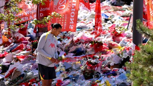 Jogadores do Liverpool acompanham família do Diogo Jota em memorial