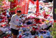 Elenco do Liverpool acompanha família de Diogo Jota em memorial de Anfield