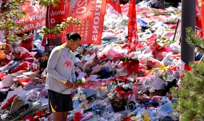 Elenco do Liverpool acompanha família de Diogo Jota em memorial de Anfield