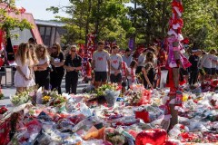 Jogadores do Liverpool acompanham família do Diogo Jota em memorial