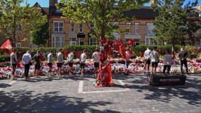 Jogadores do Liverpool acompanham família do Diogo Jota em memorial
