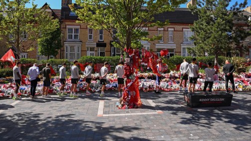 Jogadores do Liverpool acompanham família do Diogo Jota em memorial