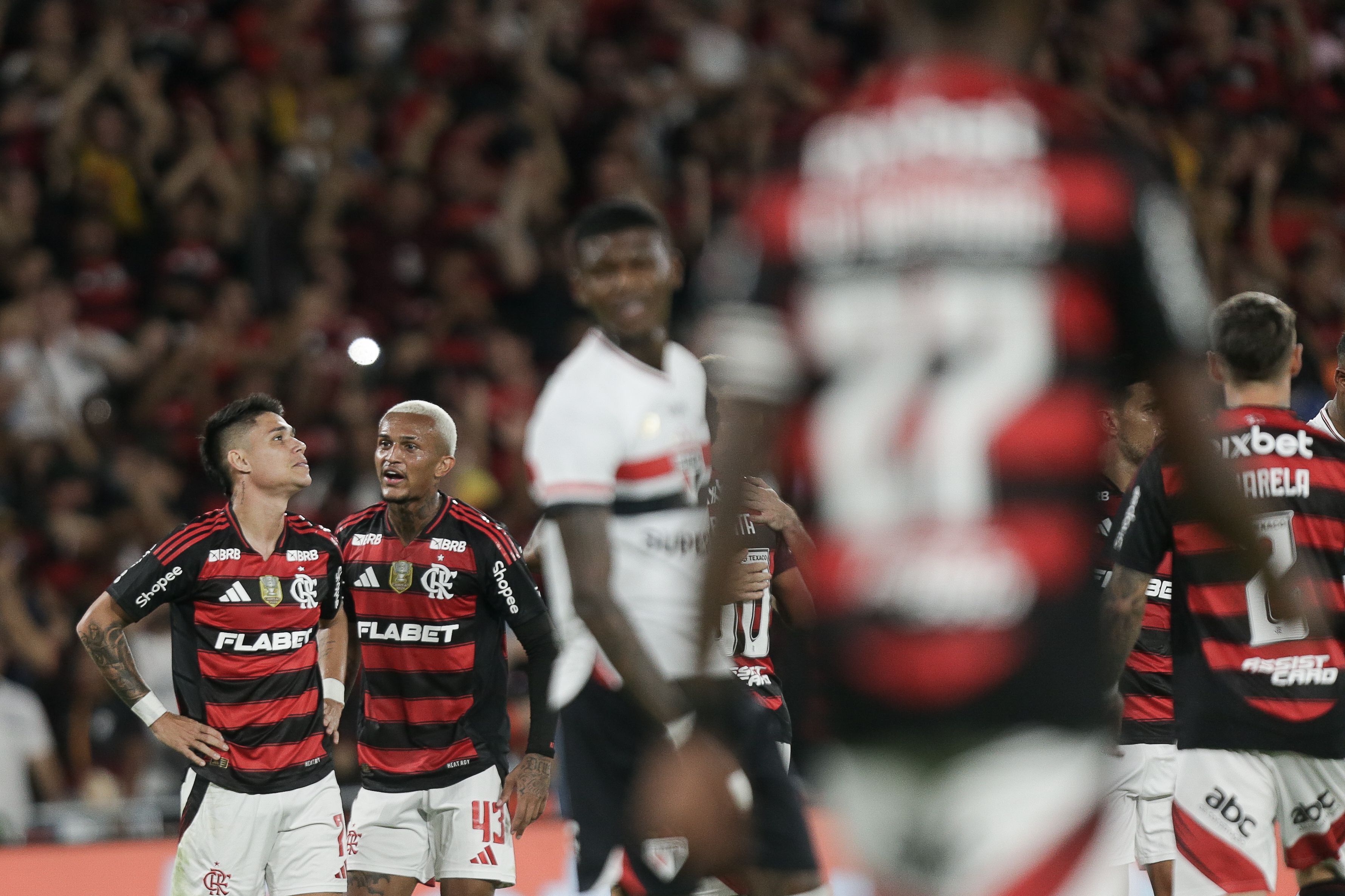Luiz Araújo comemora gol contra o São Paulo